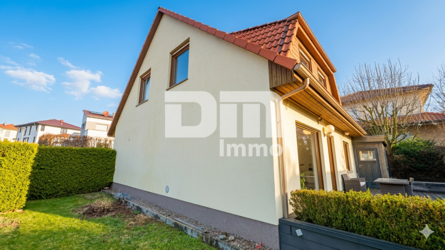 (R)eserviert!Modernes Wohnerlebnis mit großer Terrasse + Carport - Seitenansicht